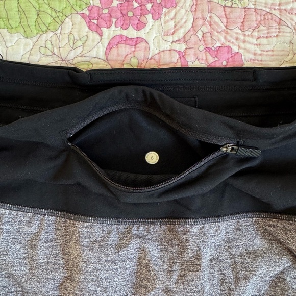 Lululemon Gray High Rise Speed Up Short Size 6, 4 inch inseam - Picture 4 of 6